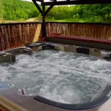 Jacuzzi extérieur bouillonnant, prêt pour la détente. La réglementation pour ces installations est importante pour la sécurité.