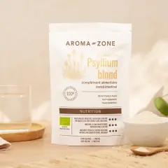 Un sachet de téguments de psyllium blond Aroma-Zone, un verre d'eau et une coupelle de poudre. Idéal pour le transit intestinal.