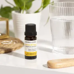 Un remède de grand-mère pour le manque de vitamine D : un flacon de Vitamine D3 Vegan Aroma-Zone, à côté d'un verre d'eau et d'une brosse en bois.