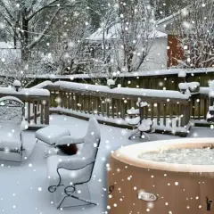 Un spa gonflable plein d'eau bouillonne sous la neige. Les meubles de jardin sont recouverts de blanc. Peut-on laisser un spa sans eau en hiver ?