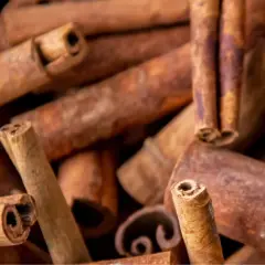 Gros plan sur des bâtons de cannelle, rappelant les dangers de la cannelle en cas de surconsommation.