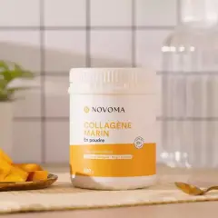 Un pot de cure de collagène marin en poudre saveur mangue, accompagné de dés de mangue fraîche.