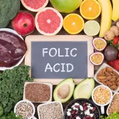 Assiette de foie, légumes verts, fruits et noix. Le bienfait de l'acide folique est essentiel pour la santé.