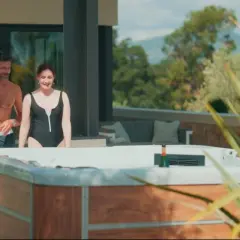 Un couple profite de son spa rigide. Le temps de filtration est idéal pour un moment de détente.