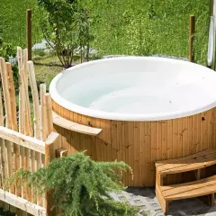 Un bain nordique en bois, prêt à l'emploi. Idéal pour fabriquer une couverture de spa et profiter de l'extérieur.
