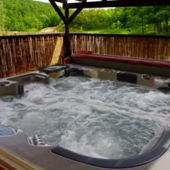 Jacuzzi extérieur bouillonnant, prêt pour la détente. La réglementation pour ces installations est importante pour la sécurité.