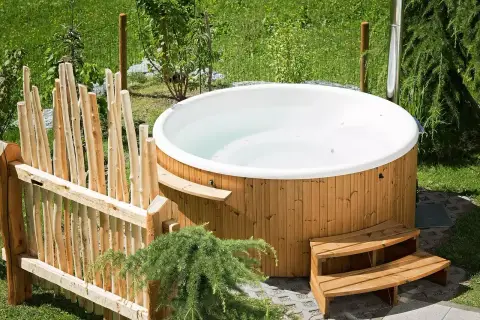 Un bain nordique en bois, prêt à l'emploi. Idéal pour fabriquer une couverture de spa et profiter de l'extérieur.