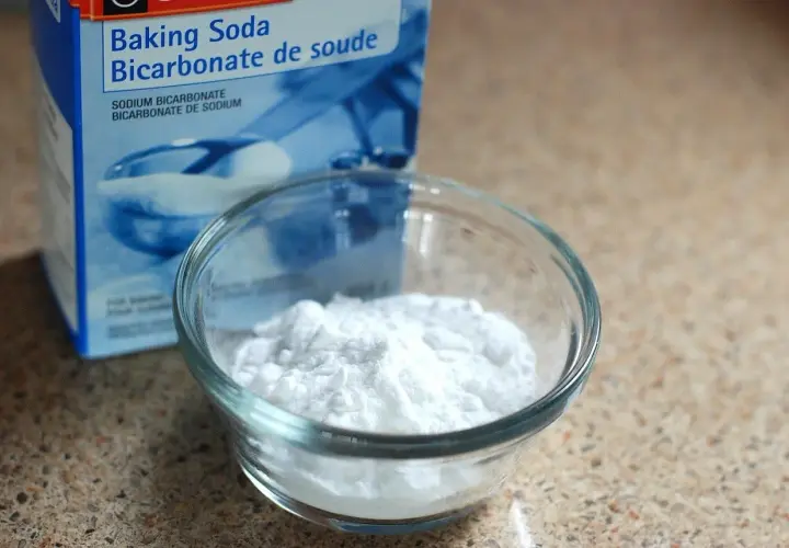 Un bol de bicarbonate de soude, connu pour aider à la digestion, à côté de sa boîte.