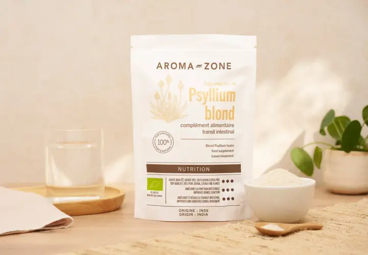 Un sachet de téguments de psyllium blond Aroma-Zone, un verre d'eau et une coupelle de poudre. Idéal pour le transit intestinal.