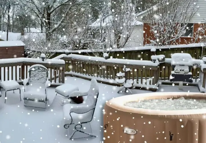 Un spa gonflable plein d'eau bouillonne sous la neige. Les meubles de jardin sont recouverts de blanc. Peut-on laisser un spa sans eau en hiver ?
