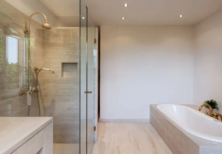 Salle de bain moderne avec douche vitrée et baignoire îlot, un véritable espace cocooning.