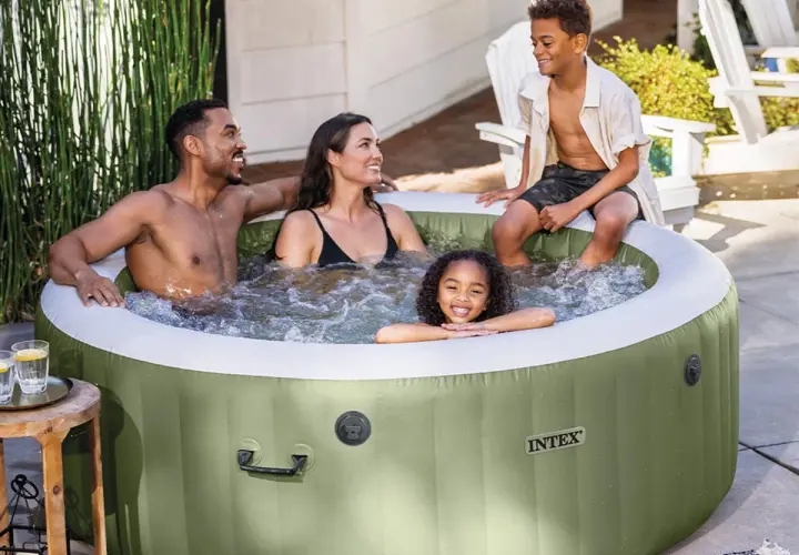 Famille souriante profitant d'un moment de détente dans un spa gonflable vert, créant une bulle de bonheur et d'isolation.