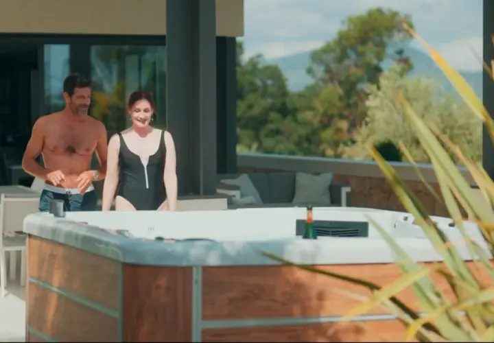 Un couple profite de son spa rigide. Le temps de filtration est idéal pour un moment de détente.