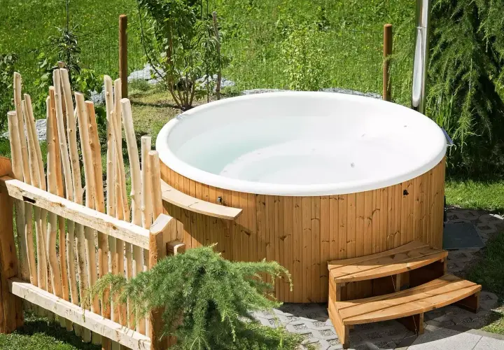 Un bain nordique en bois, prêt à l'emploi. Idéal pour fabriquer une couverture de spa et profiter de l'extérieur.