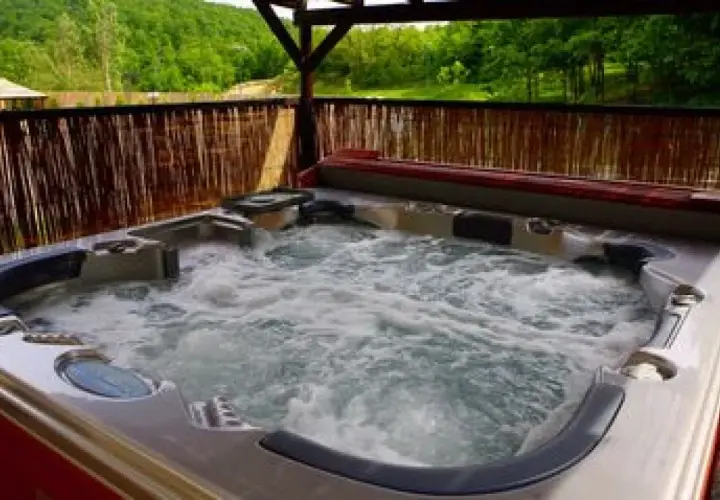 Jacuzzi extérieur bouillonnant, prêt pour la détente. La réglementation pour ces installations est importante pour la sécurité.