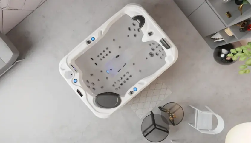 Un spa écologique moderne, avec des jets lumineux, dans un salon épuré. Un canapé gris et une étagère complètent la scène.