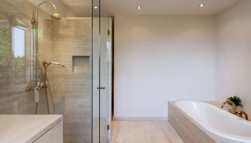 Salle de bain moderne avec douche vitrée et baignoire îlot, un véritable espace cocooning.
