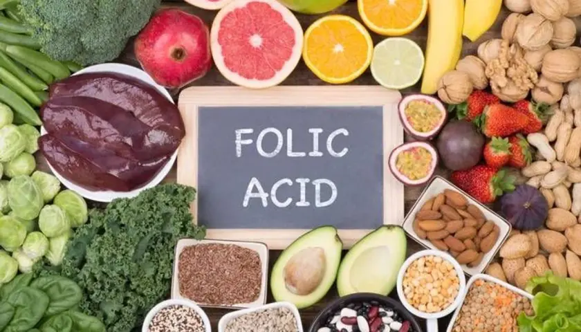Assiette de foie, légumes verts, fruits et noix. Le bienfait de l'acide folique est essentiel pour la santé.