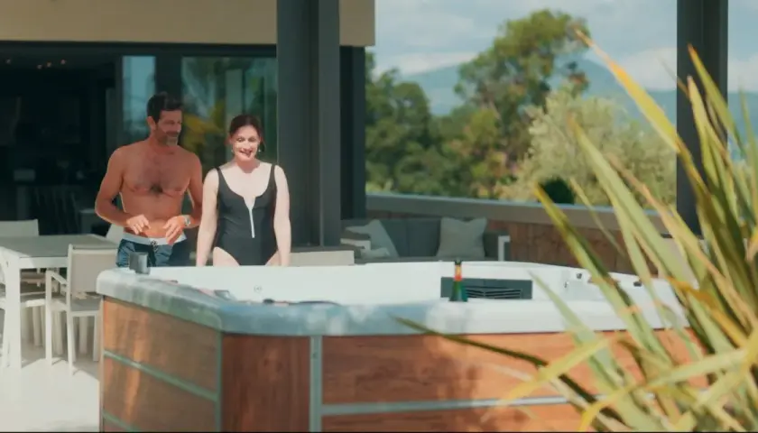 Un couple profite de son spa rigide. Le temps de filtration est idéal pour un moment de détente.
