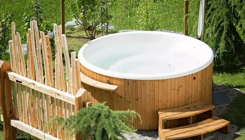 Un bain nordique en bois, prêt à l'emploi. Idéal pour fabriquer une couverture de spa et profiter de l'extérieur.