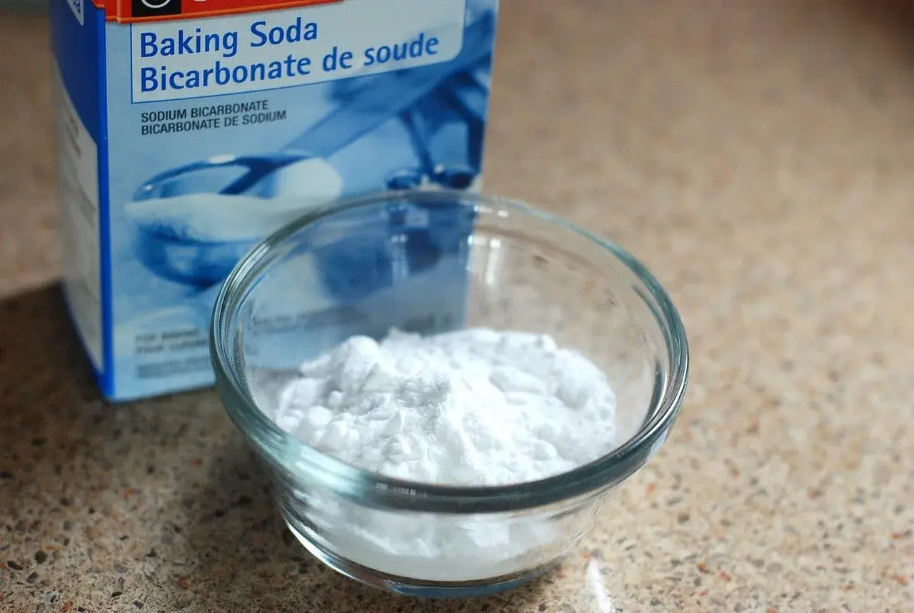 Un bol de bicarbonate de soude, connu pour aider à la digestion, à côté de sa boîte.