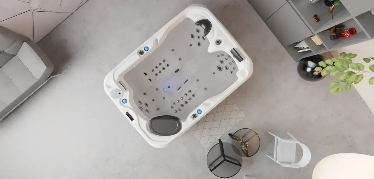 Un spa écologique moderne, avec des jets lumineux, dans un salon épuré. Un canapé gris et une étagère complètent la scène.