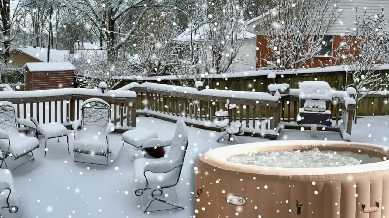 Un spa gonflable plein d'eau bouillonne sous la neige. Les meubles de jardin sont recouverts de blanc. Peut-on laisser un spa sans eau en hiver ?