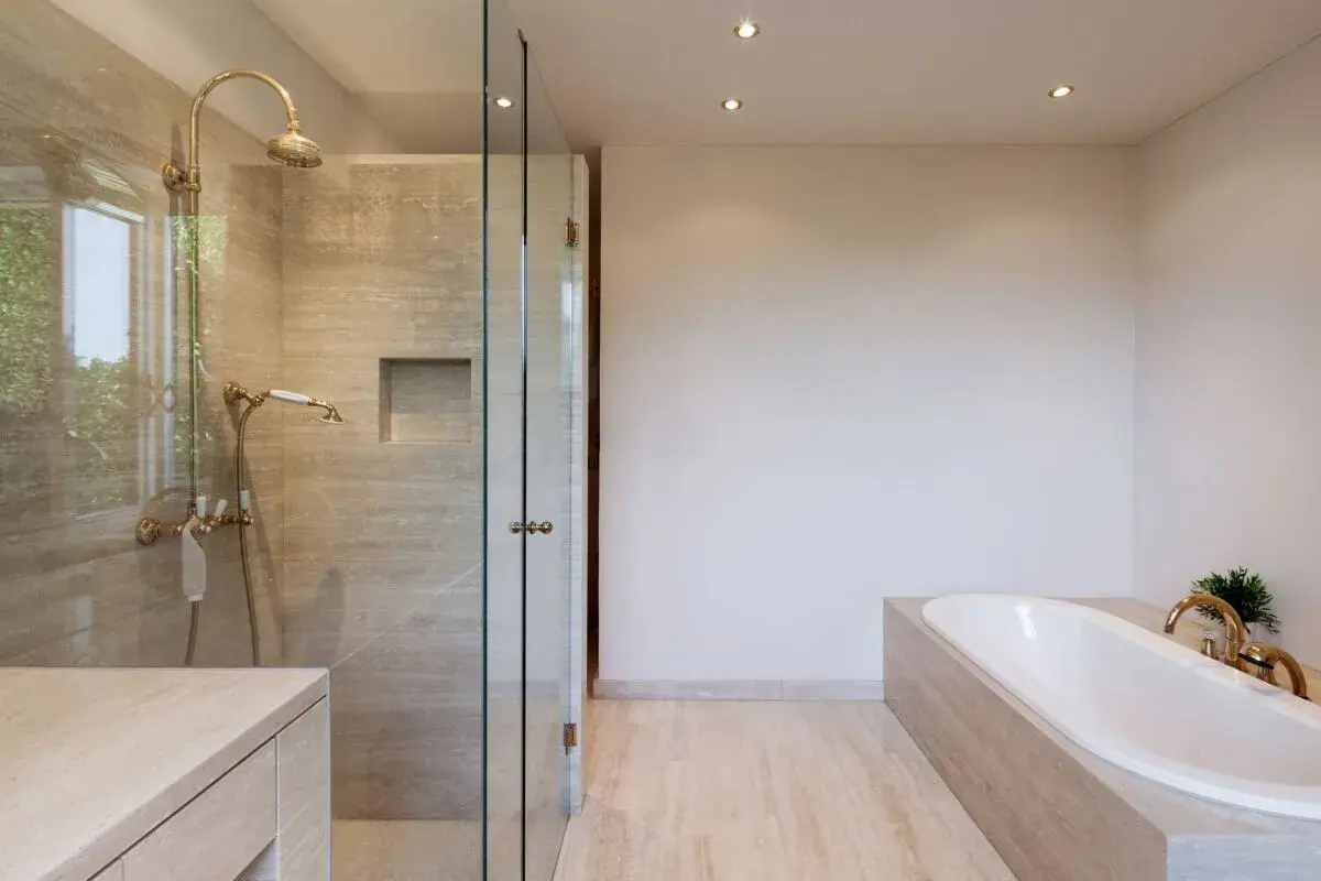Salle de bain moderne avec douche vitrée et baignoire îlot, un véritable espace cocooning.