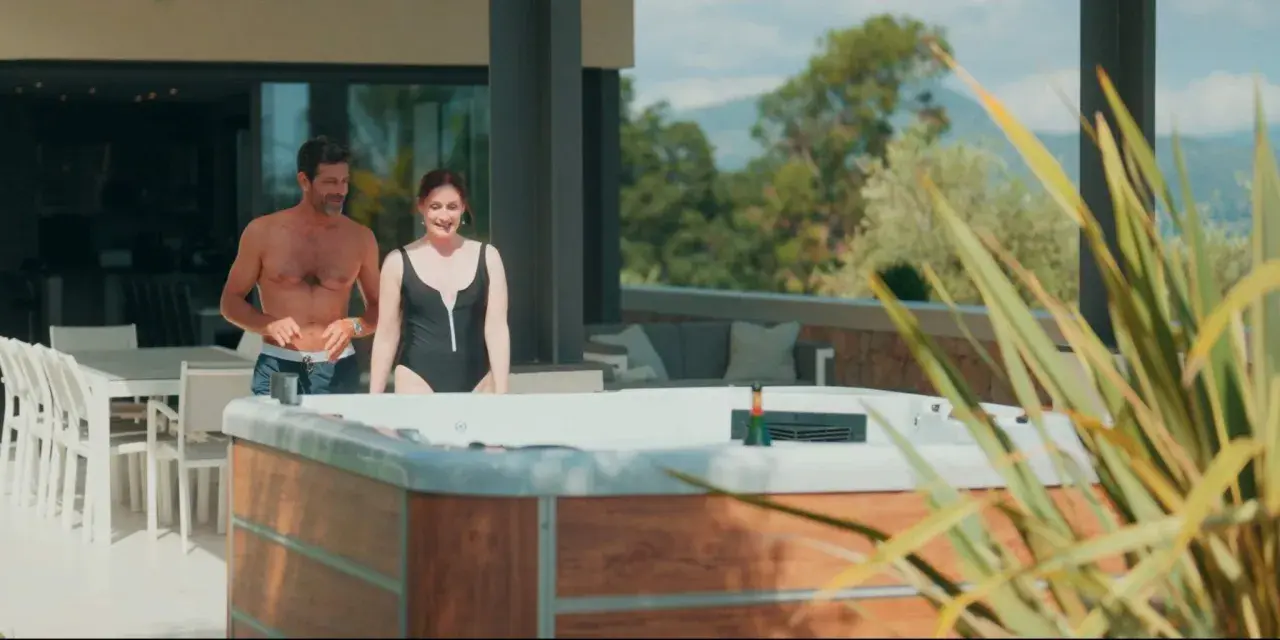 Un couple profite de son spa rigide. Le temps de filtration est idéal pour un moment de détente.
