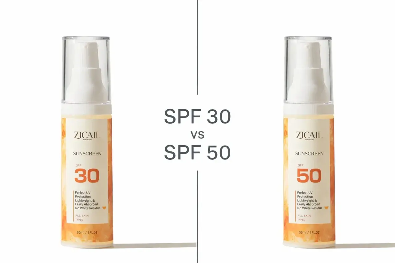 Deux flacons de crème solaire ZICAIL, l'un avec SPF 30 et l'autre avec SPF 50, côte à côte.