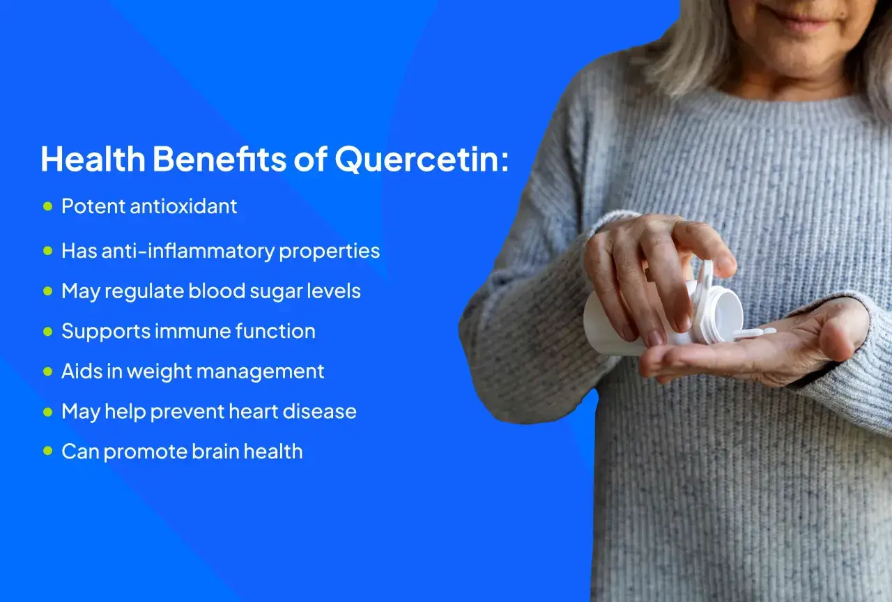 Une femme &acirc;g&eacute;e prend des comprim&eacute;s, illustrant les nombreux bienfaits de la querc&eacute;tine pour la sant&eacute;, notamment ses propri&eacute;t&eacute;s antioxydantes et anti-inflammatoires.