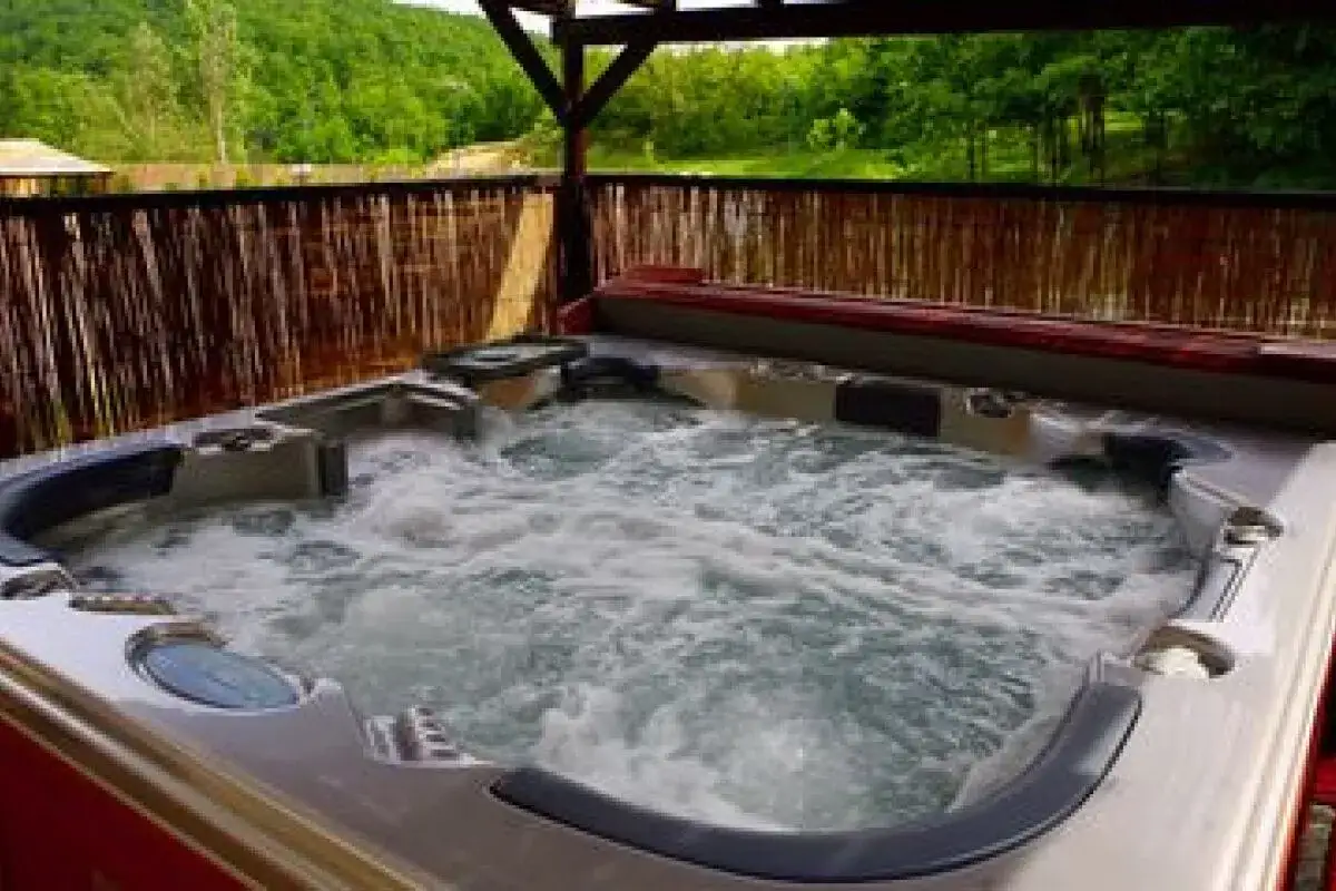 Un spa rigide bouillonne, pr&ecirc;t pour un moment de d&eacute;tente. Le temps de filtration est termin&eacute;, l'eau est parfaite.
