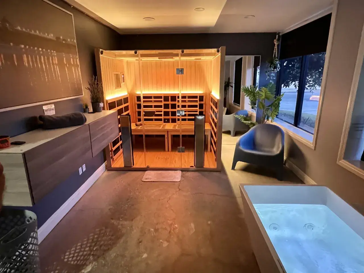Un espace bien-être avec sauna en bois et baignoire d'eau froide. Idéal pour une séance de spa revitalisante.