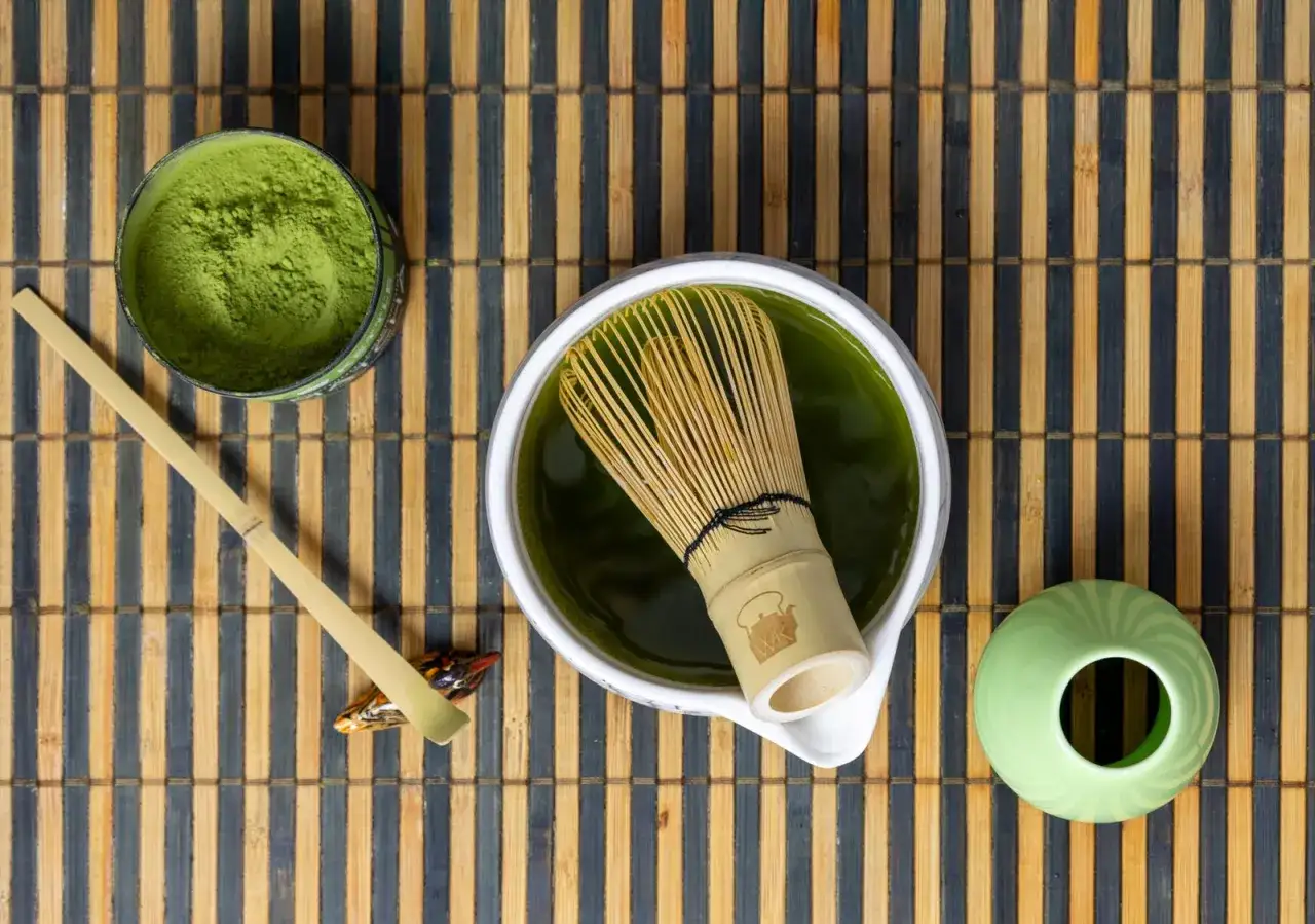 Préparation du thé matcha : poudre verte, fouet en bambou, bol et cuillère. Peut-on boire du thé matcha tous les jours ?