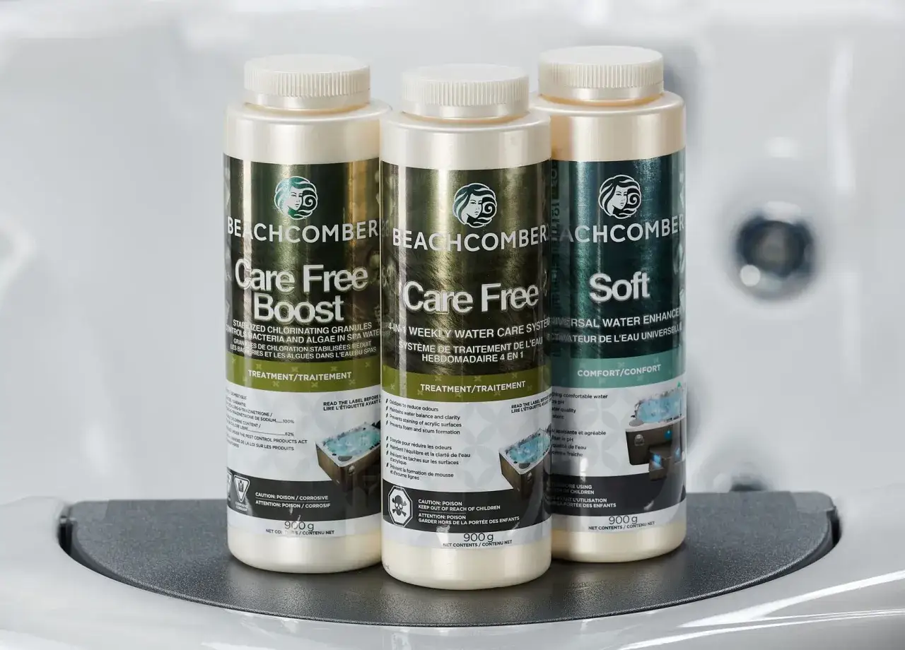 Trois bouteilles de produits Beachcomber pour l'entretien de l'eau d'un spa : Care Free Boost, Care Free et Soft. Quel produit mettre dans un spa ? Ces produits traitent et améliorent l'eau.