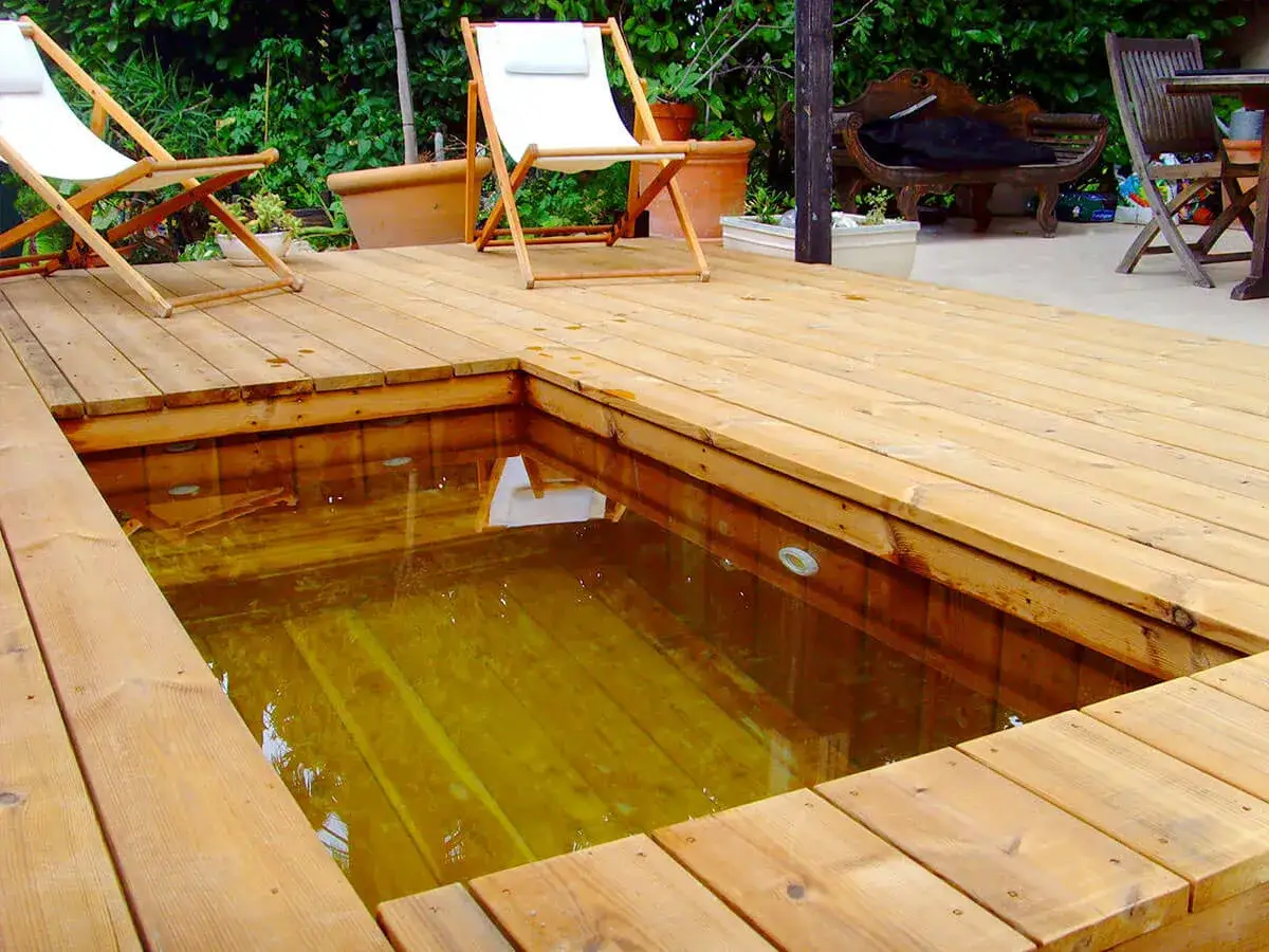 Jacuzzi ext&eacute;rieur en bois, pr&ecirc;t pour la d&eacute;tente. La r&eacute;glementation pour les jacuzzis ext&eacute;rieurs est importante pour la s&eacute;curit&eacute;.