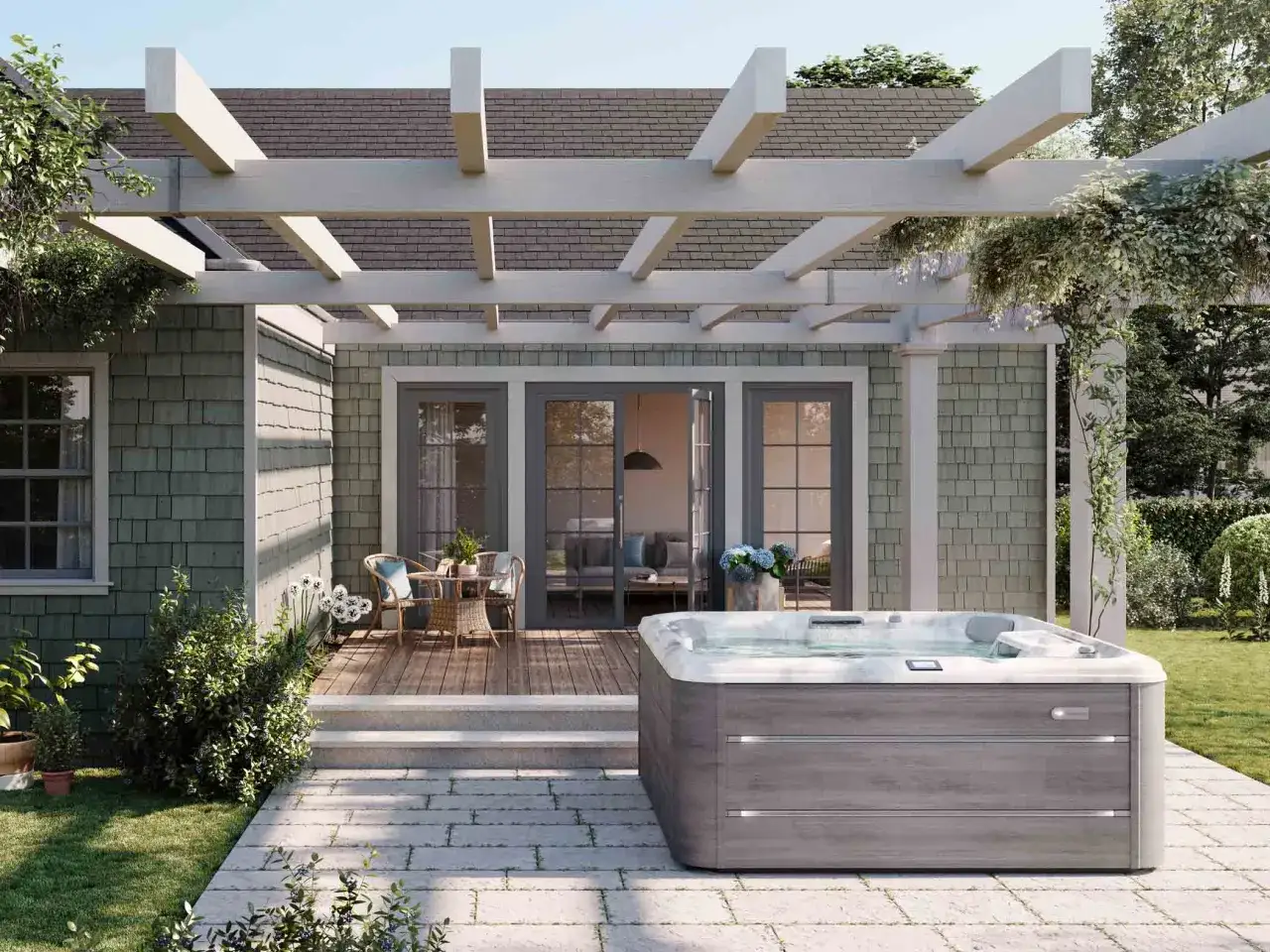 Belle idée aménagement coin spa extérieur : jacuzzi moderne sur terrasse en bois, pergola, et jardin verdoyant.