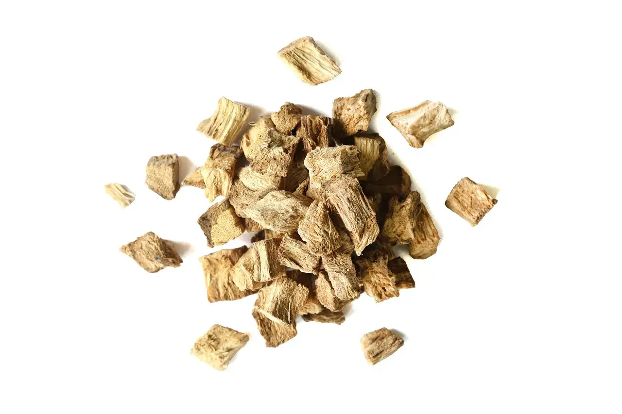 Racines de kudzu coup&eacute;es, &eacute;voquant les kudzu bienfaits pour la sant&eacute;.