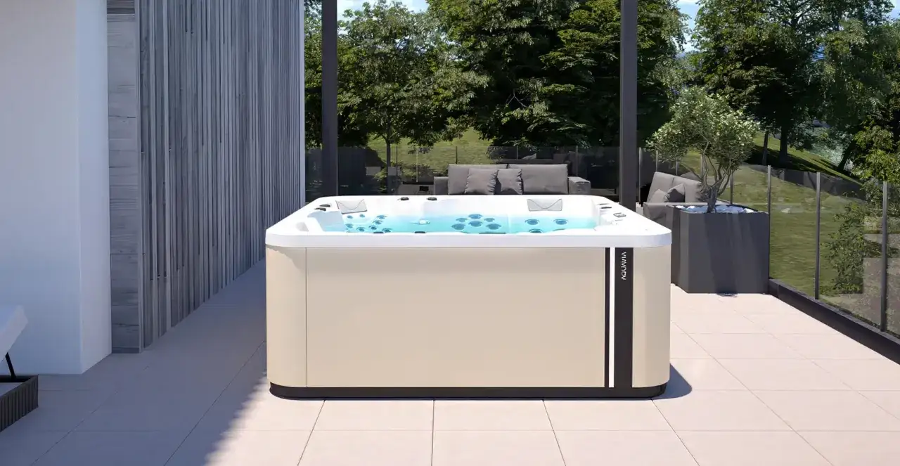 Un jacuzzi moderne sur une terrasse, pr&ecirc;t &agrave; accueillir ses occupants. Le poids d'un jacuzzi rempli d'eau est consid&eacute;rable, mais sa structure est con&ccedil;ue pour le supporter.