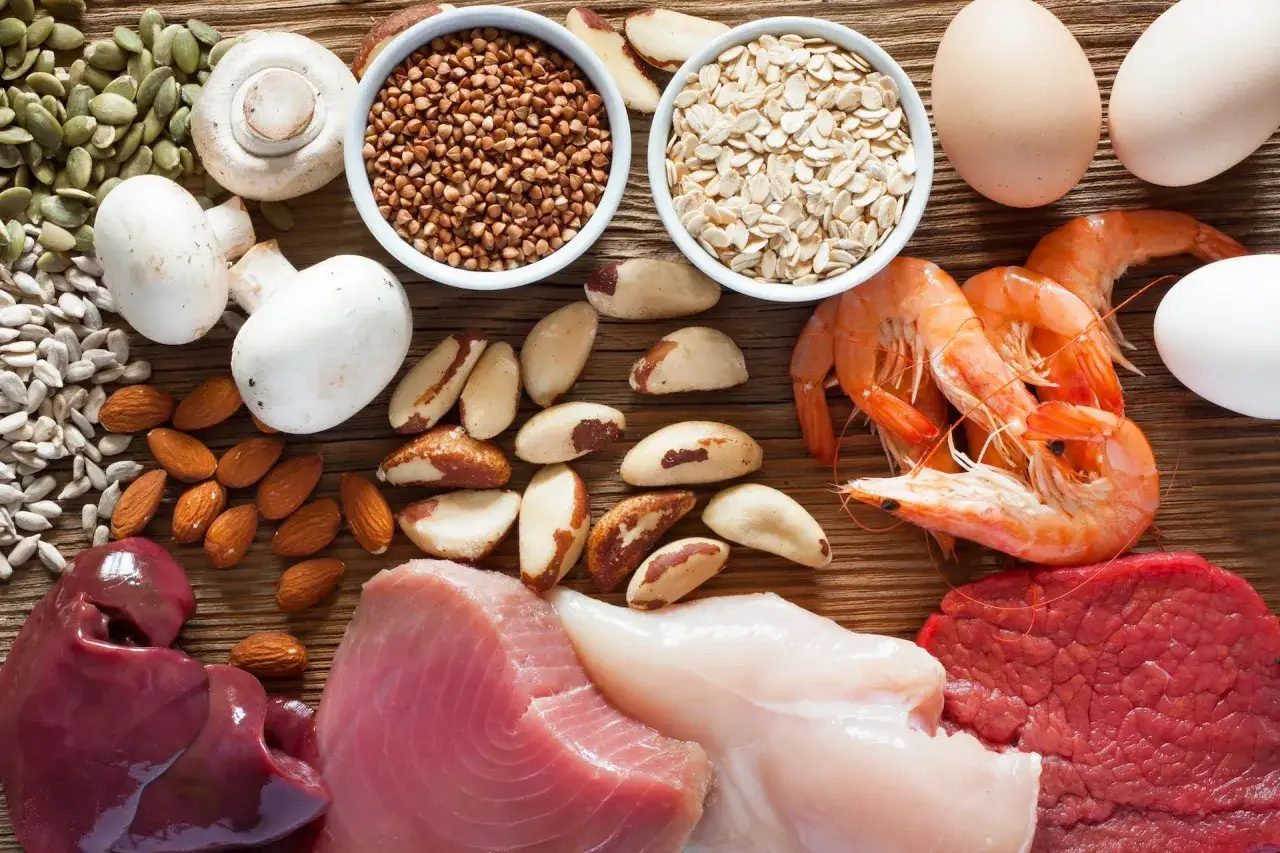 Assiette de fruits de mer, viandes, &oelig;ufs, noix du Br&eacute;sil, amandes, champignons, graines de tournesol, sarrasin et flocons d'avoine, riches en s&eacute;l&eacute;nium, un min&eacute;ral aux nombreux bienfaits.