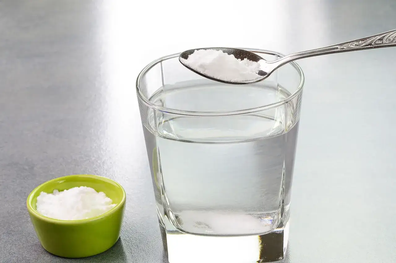 Une cuill&egrave;re de bicarbonate de soude est pr&ecirc;te &agrave; &ecirc;tre ajout&eacute;e &agrave; un verre d'eau pour soulager la digestion.
