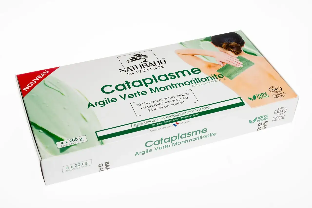 Bo&icirc;te de cataplasme argile verte Montmorillonite Naturado. Une femme applique un pansement d'argile verte sur son dos.